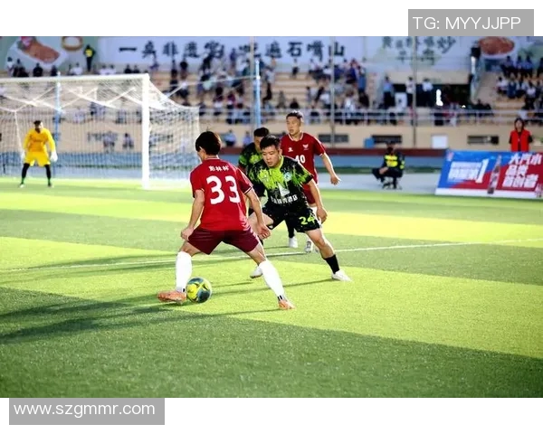 足球明星的魅力瞬间竖版图片展现他们在绿茵场上的风采与激情